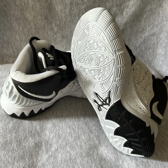 ❤️❤️ NIKE KYRIE 6 TEAM BLACK, SIZE 4.5🥰🥰🥰